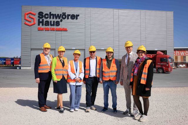 Besuch von Cindy Holmberg MdL, Staatssekretärin Andrea Lindlohr und dem Arbeitskreis Landesentwicklung und Wohnen bei SchwörerHaus in Hohenstein-Oberstetten