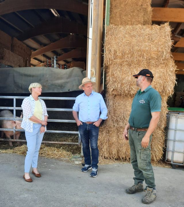 Die Zukunft der Landwirtschaft Grüne Landtagsabgeordnete bei Landwirt Hölz Schweinemastbetrieb in Steinhilben-Trochtelfingen