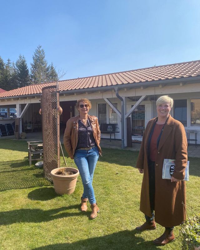 Cindy Holmberg besucht Sabine Seckinger in ihrem Tiny House Projekt in Bad Urach