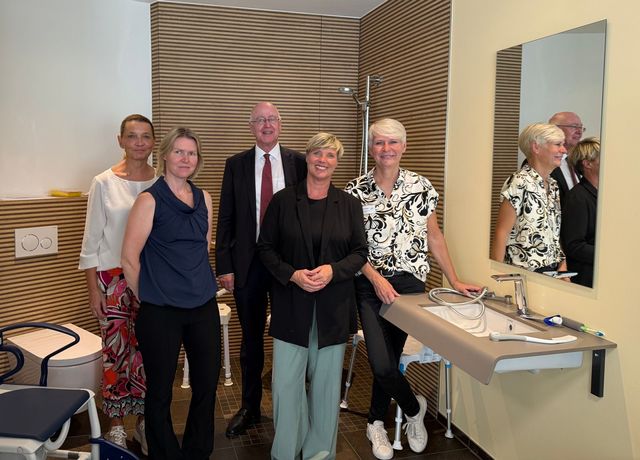 Wohnen im Alter: Cindy Holmberg MdL besucht Musterwohnung in Schramberg