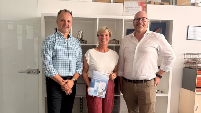 Innovation braucht verlässliche Rahmenbedingungen: Cindy Holmberg besucht die Huber GmbH + Co. KG in Eningen