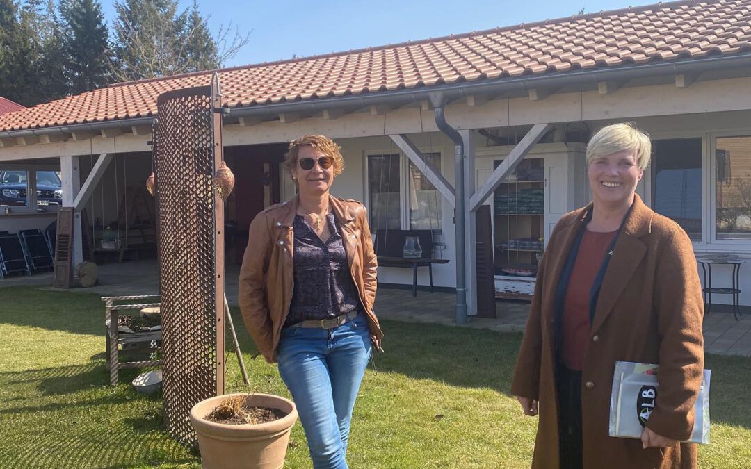 Cindy Holmberg besucht Sabine Seckinger in ihrem Tiny House Projekt in Bad Urach